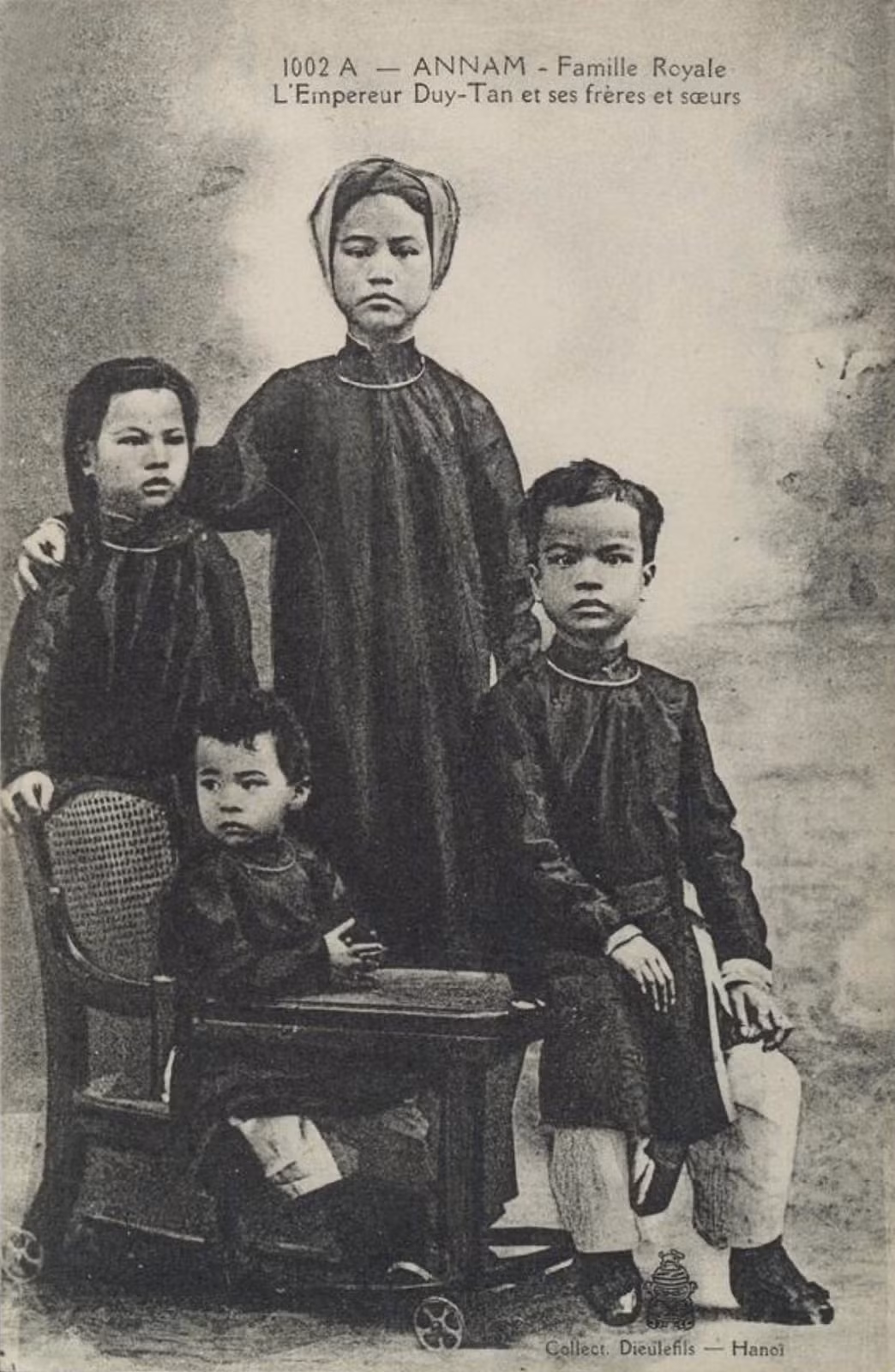 Vua Duy Tân (bên phải) với em trai và hai chị. Ảnh tư liệu.