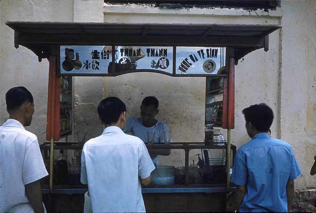 Một quầy giải khát vỉa hè với dòng chữ "nước đá vệ sinh" dàn ở phía trước, 1961. Ảnh tư liệu.