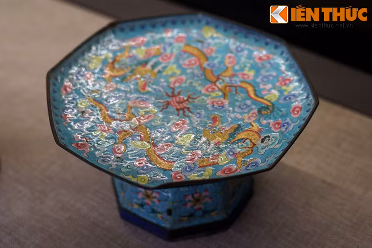 Kỹ nghệ này du nhập vào Việt Nam từ thời vua Minh Mạng, năm 1827. Bấy giờ, có một nhóm thợ vẽ ở Nội Tạo, cơ quan chuyên việc vẽ vời, trang trí trong cung Nguyễn, học được nghề làm pháp lam từ Trung Hoa. Ảnh: Quả bồng pháp lam.