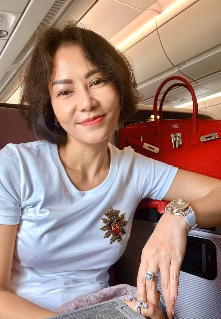Khi trang điểm nhẹ nhàng, nữ ca sĩ trông trẻ đẹp và tự nhiên.