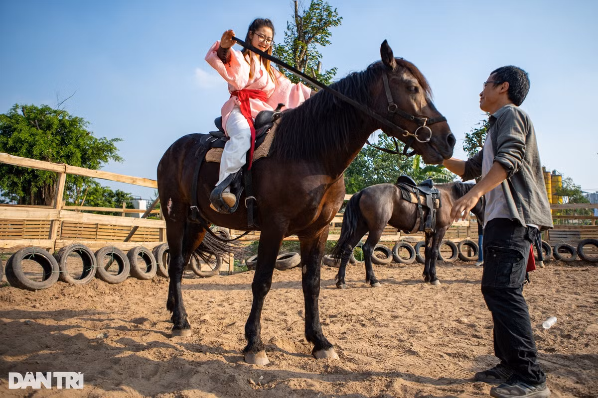 Nguoi tre Ha Noi chi tien trieu mac co phuc, hoc cuoi ngua, ban cung