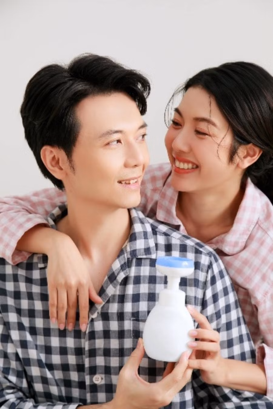 Á hậu Thuý Vân và chồng doanh nhân Nhật Vũ chia sẻ cách yêu thương, thấu hiểu "nửa kia" qua những món quà tinh tế.