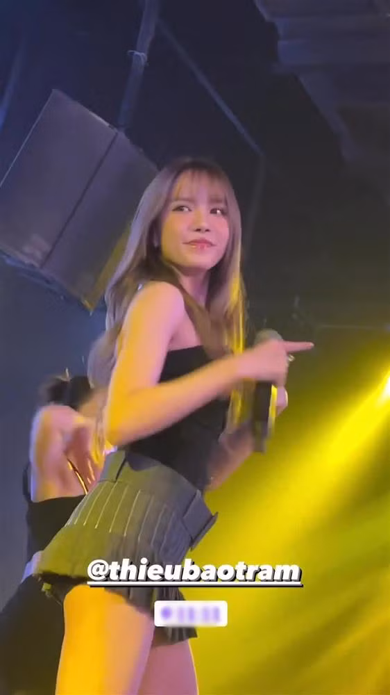 Do sân khấu ở trên cao, loạt fancam của người hâm mộ quay từ dưới lên đã ghi lại toàn bộ những khoảnh khắc không hề đẹp mắt của nữ ca sĩ 9X.