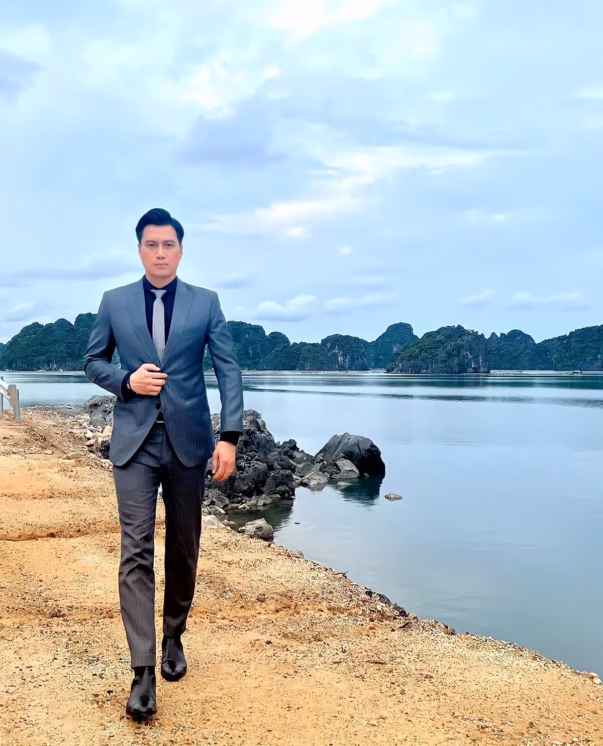 Diễn viên Việt Anh sang trọng, lịch lãm.