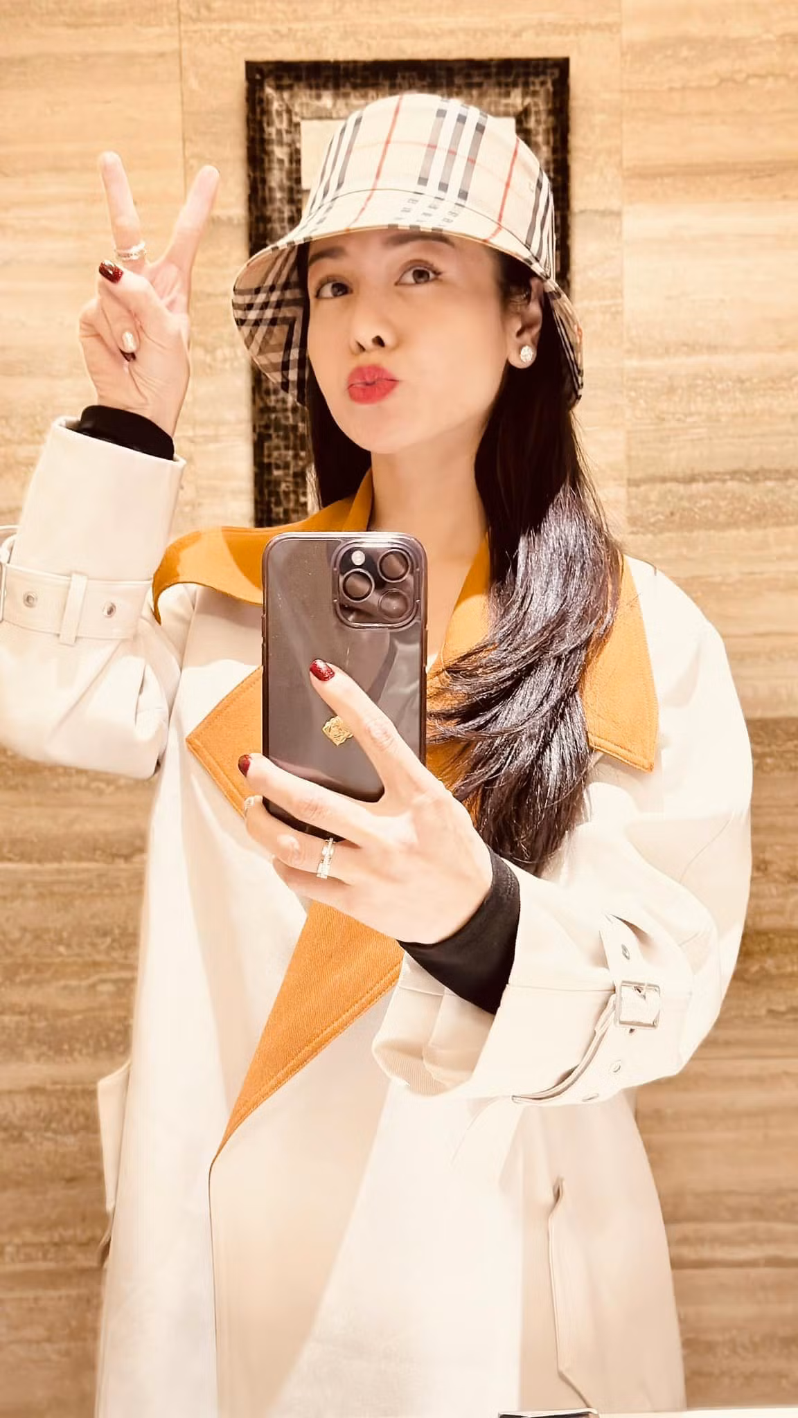Nhật Kim Anh chăm chỉ làm việc ngày cận Tết.