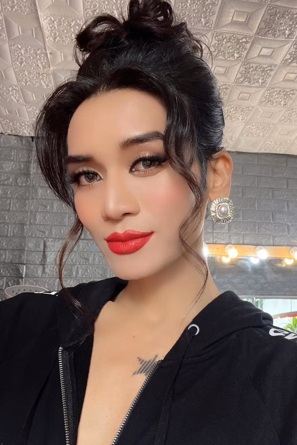 BB Trần đăng ảnh với nội dung: "Trong veo".