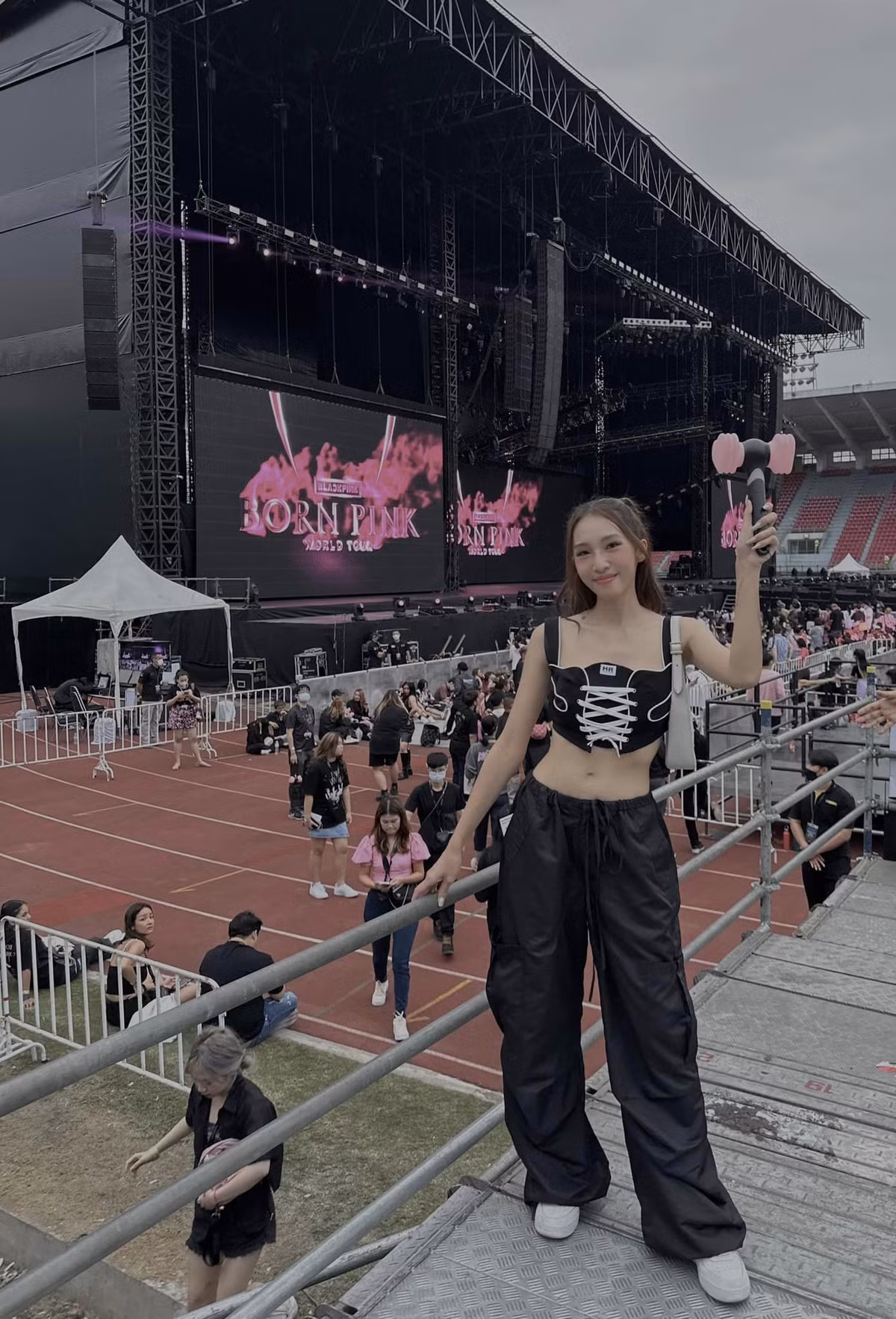 Emily cá tính khi tham dự concert của BlackPink.