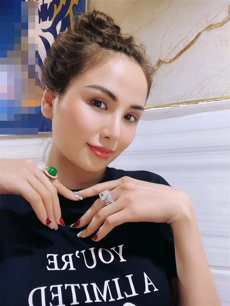 Mới đây, Diễm Hương có bài đăng gây chú ý trên mạng xã hội. Người đẹp 9X khoe loạt ảnh selfie cùng khối trang sức "khủng". Nàng hậu viết kèm: "Nhiều khi thấy 'nặng nề' quá. Cái lắc có 3 cây, cái trên cổ 4 cây, rồi trên tay tự nhiên mang cả căn hộ 2 phòng ngủ lên. Ta nói mệt ơi là mệt. Cần kiếm người làm nhẹ nhàng cuộc sống".