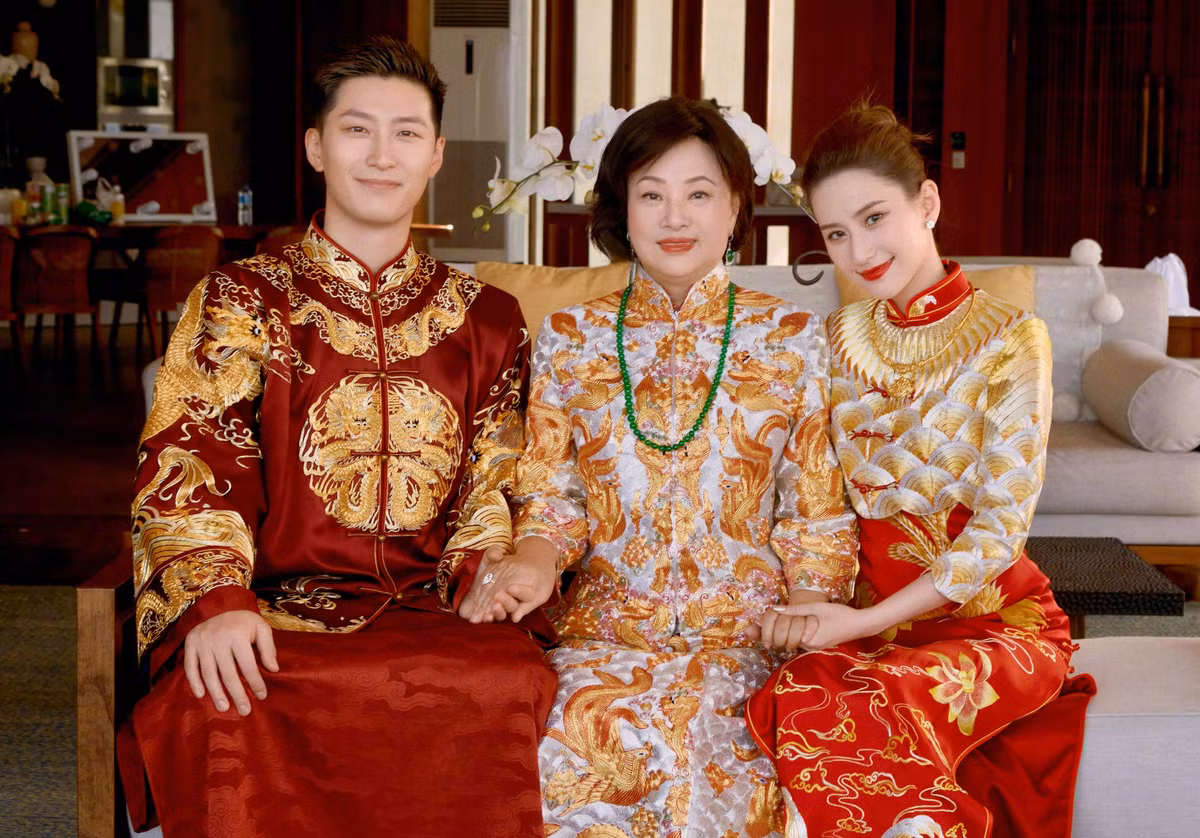 Vợ chồng Hà Siêu Liên bên bà Trần Uyển Trân, mẹ ruột cô dâu. Bà Uyển Trân là vợ ba của vua sòng bạc Hà Hồng Sân. Theo truyền thông Trung Quốc, gia tộc họ Hà không tham gia hôn lễ tại Indonesia.