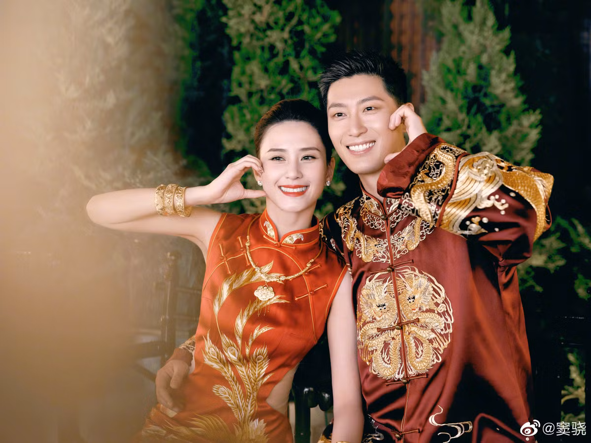 Hà Siêu Liên được khen đẹp rạng ngời trong trang phục cưới truyền thống. Bộ đồ giúp cô dâu tôn dáng, khoe khéo vòng eo thon nhỏ.
