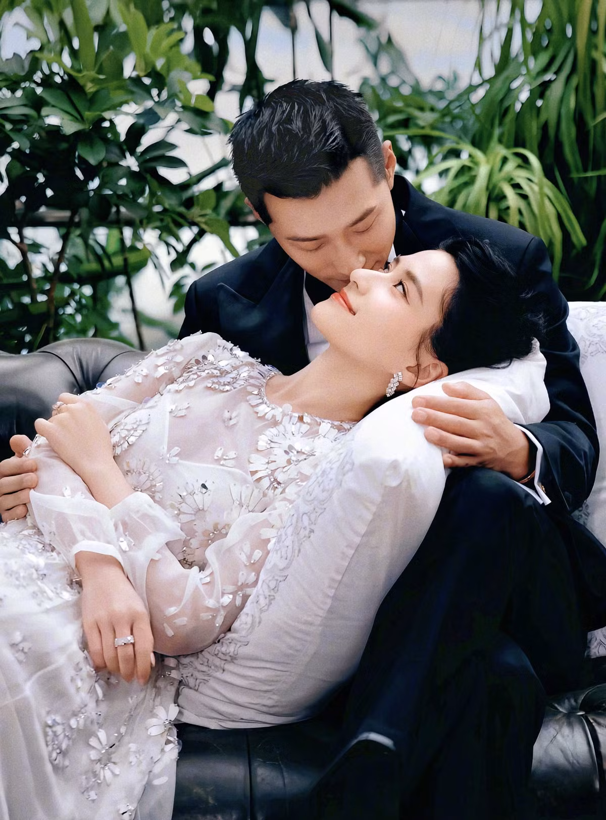 Hà Siêu Liên và Đậu Kiêu công khai tình cảm từ năm 2019. Hà Siêu Liên sinh năm 1991, được coi là ái nữ đẹp nhất trong gia đình cố tỷ phú. Cô tốt nghiệp ngành kinh tế tại Anh, sau đó về nước và trở thành gương mặt đại diện, mẫu ảnh cho nhiều nhãn hàng. Theo Sina, sau hôn lễ tại Indonesia, họ sẽ về Hong Kong mở tiệc ấm cúng với gia đình.