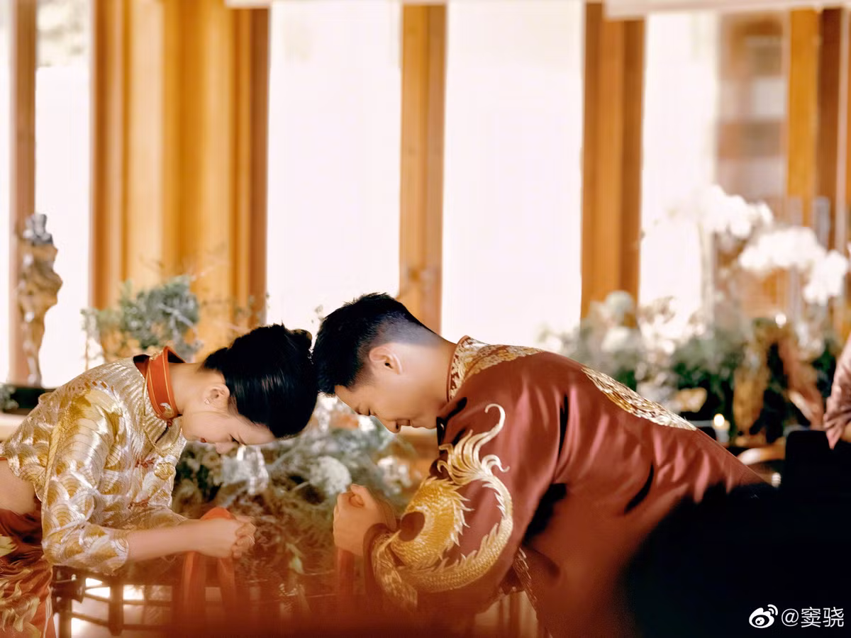 "Ba bữa bốn mùa", Đậu Kiêu viết với ý nghĩa một nhà hai người, ba bữa bốn mùa bên nhau. Cô dâu Hà Siêu Liên cũng chia sẻ lại bài đăng của chồng với lời nhắn: "Đời người còn rất dài, em muốn cùng anh chầm chậm già đi".