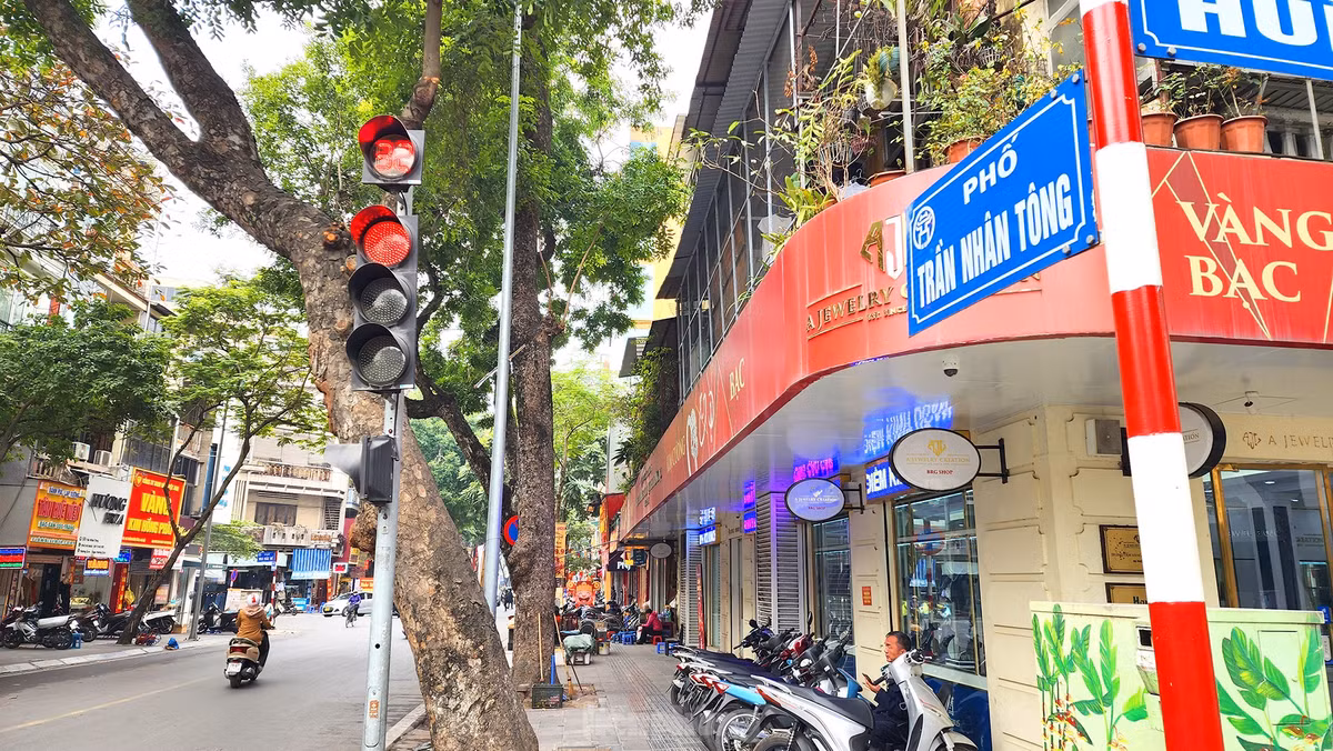 Theo quan niệm của nhiều người dân, ngày mùng 10 âm lịch đầu tiên của mỗi năm là ngày vía Thần Tài, nếu sở hữu dù chỉ "một li, một lai" vàng trong ngày này sẽ lấy 'vía' may mắn cho kinh tế cả năm. Với quan niệm này, nhiều năm nay khu phố Trần Nhân Tông ( Hà Nội) vào thời điểm chính ngày thường thu hút đông đảo người dân tới sắm vàng cầu may mắn đầu năm. Không khí mua sắm vàng trên khu vực phố Trần Nhân Tông đã trở lại tiệm cận với ngày thường. Đoạn phố Trần Nhân Tông từ hướng giao với phố Huế trở nên vắng vẻ hơn.