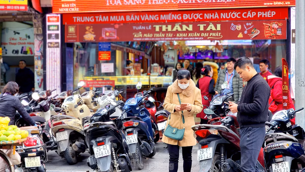 Giá vàng dao động nhanh do nhu cầu đột biến, có tính thời điểm cũng là cơ hội giúp nhiều người nhanh nhạy nắm bắt cơ hội kiếm lời.