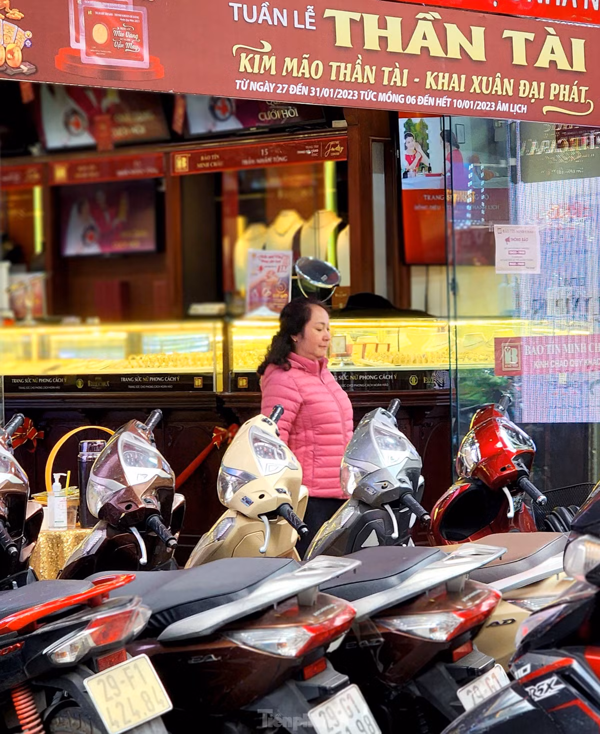 Một khách hàng thong dong rời tiệm sau khi mua vàng cầu may mắn đầu năm. Mặt khác, về góc độ kinh tế, sau một ngày "bội thu" của các cửa hàng kinh doanh vàng, tới ngày 1/2 (11 âm lịch) các chuyên gia kinh tế ghi nhận sự điều chỉnh tăng, giảm khác nhau tại nhiều hệ thống kinh doanh.