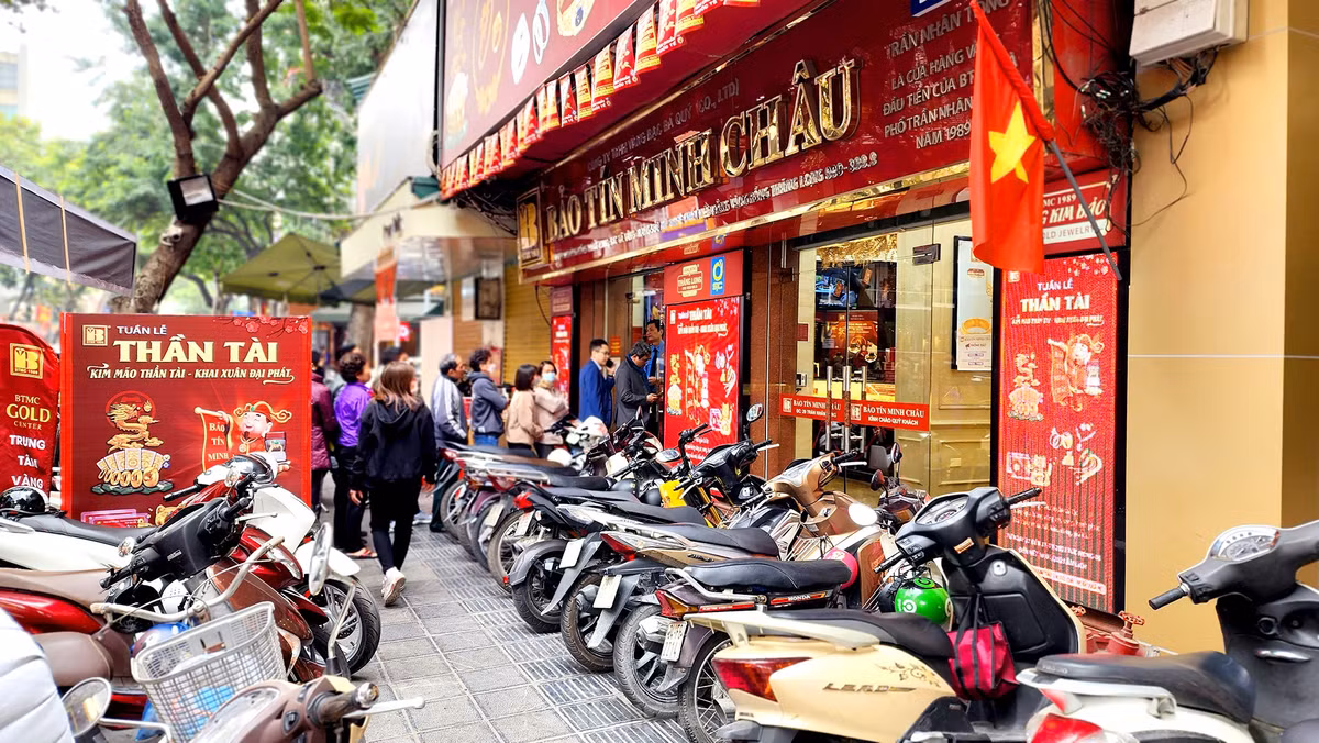 Một lượng khách hàng nhỏ đang xếp hàng để mua vàng Thần tài muộn. Cũng có bộ phận người dân không quá coi nặng việc mua vàng lấy may cần phải mua đúng ngày, họ cho rằng chỉ cần đầu năm mới là được. Có thể sớm hơn hoặc muộn hơn một chút, bù lại là không cần phải xếp hàng.