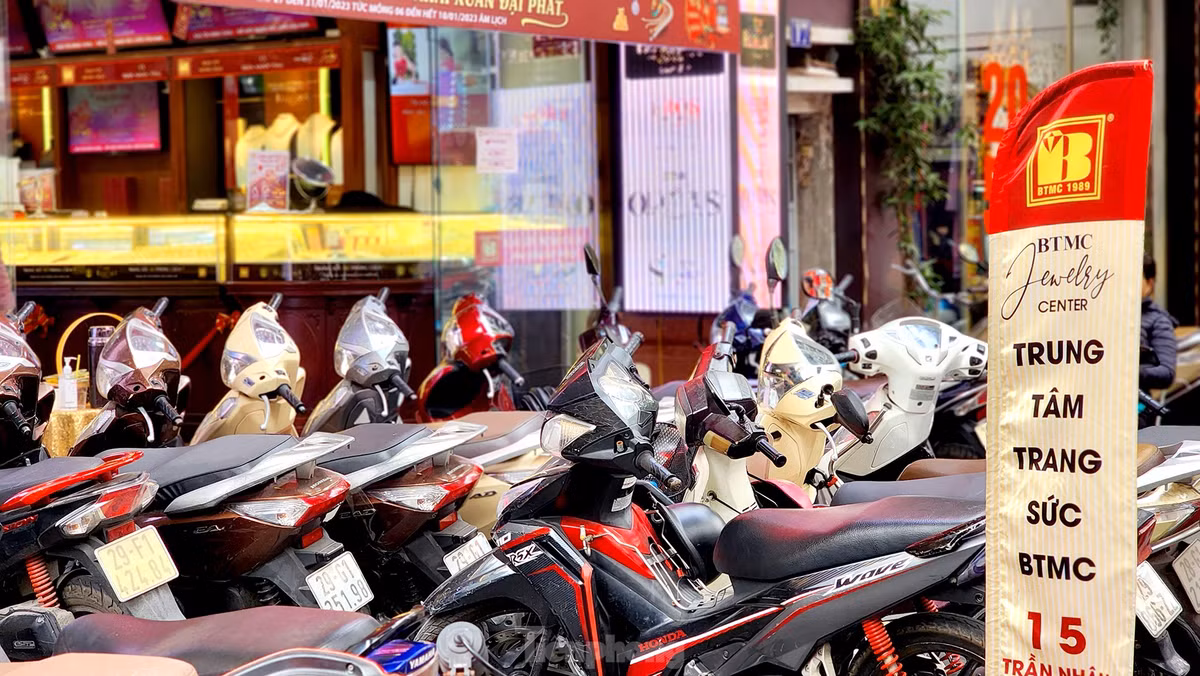Không gian vỉa hè quay trở lại thành chỗ đỗ xe tạm cho khách giao dịch trong ngày.