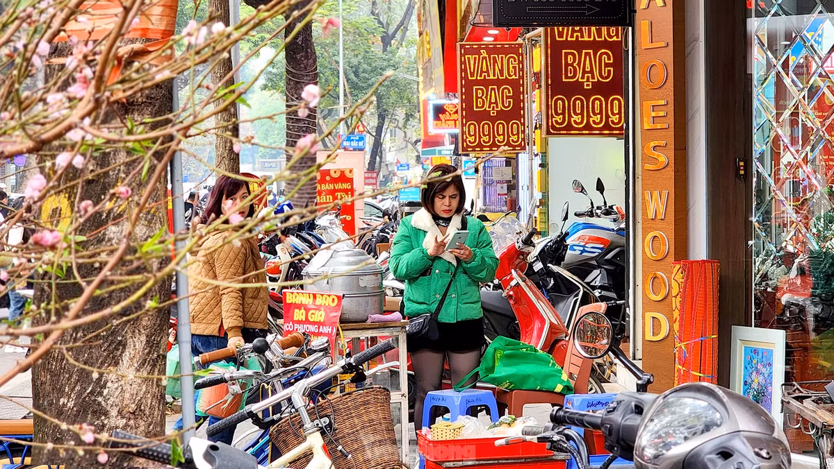 Các hàng quán xung quanh phải nghỉ bớt để dành chỗ cho khách hàng mua vàng hôm trước, hôm nay cũng đã mở cửa trở lại.