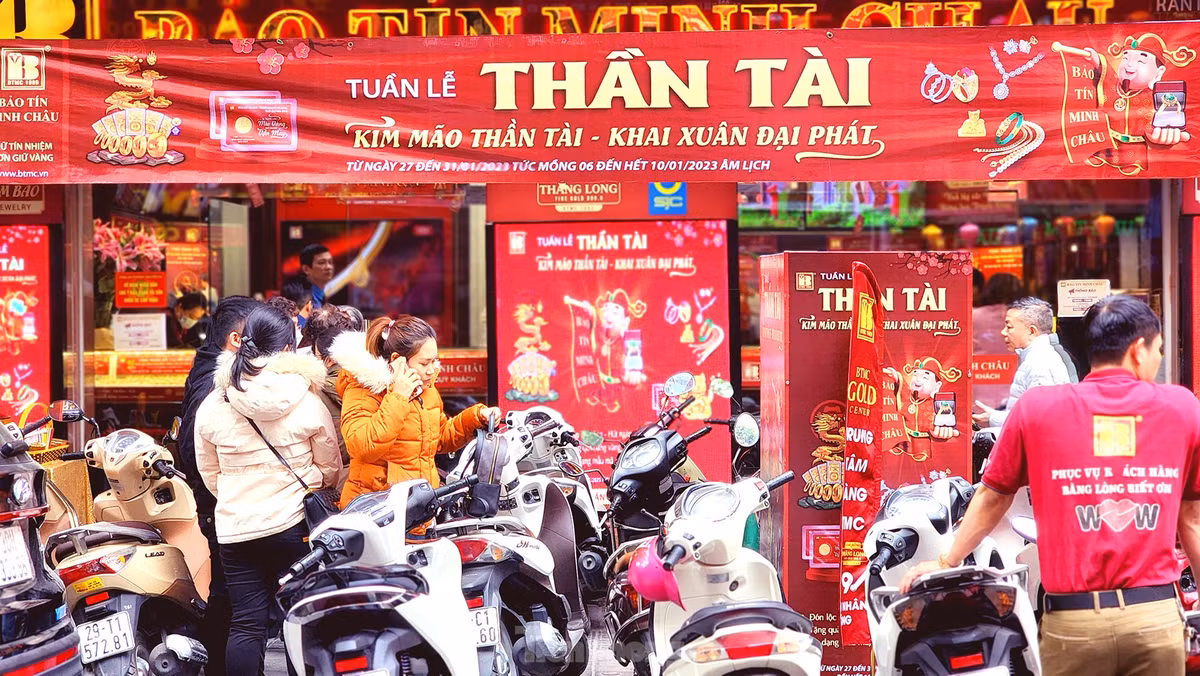 Một cửa hàng còn duy trì không khí nhộn nhịp dù không quá đông, quá tải.