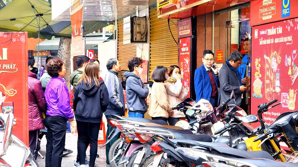 Nhiều người xếp hàng mua vàng.
