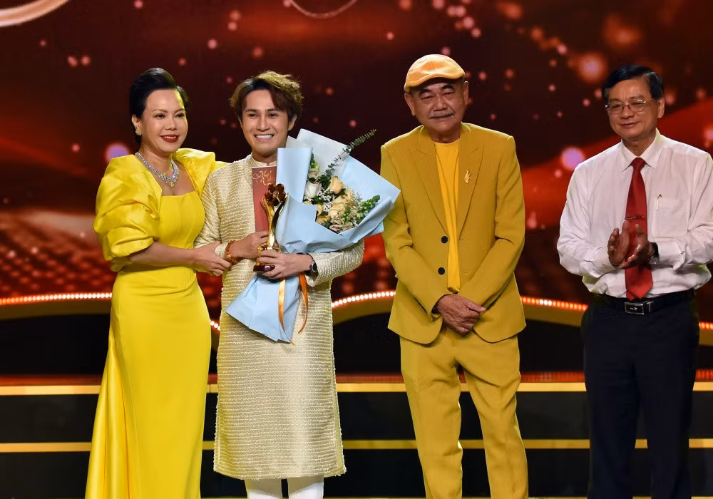Nhan Phuc Vinh, Ninh Duong Lan Ngoc bat ngo doat giai Mai Vang-Hinh-6