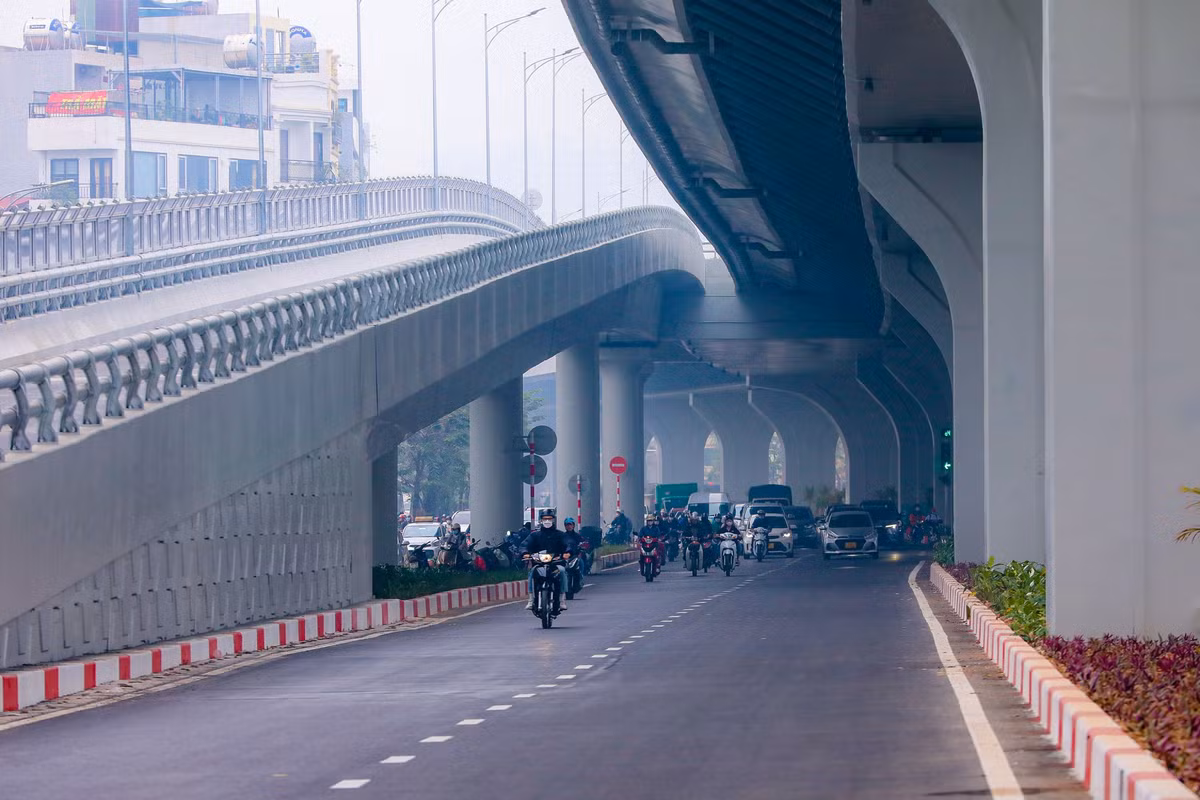 Điểm tiếp giáp giữa hai phân đoạn tại nút giao Ngã Tư Vọng. Đây cũng là điểm có nhịp cầu cao và dài nhất vành đai 2. Trong tương lai sẽ hình thành nút giao 4 tầng chạy phía dưới.
