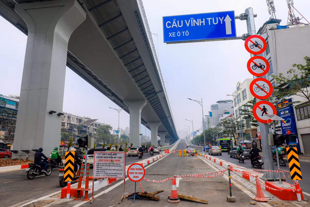 Công nhân dọn dẹp phần đường phía dưới, cây xanh cũng được trồng dọc tuyến chuẩn bị cho công tác thông xe vào sáng ngày 11/1.