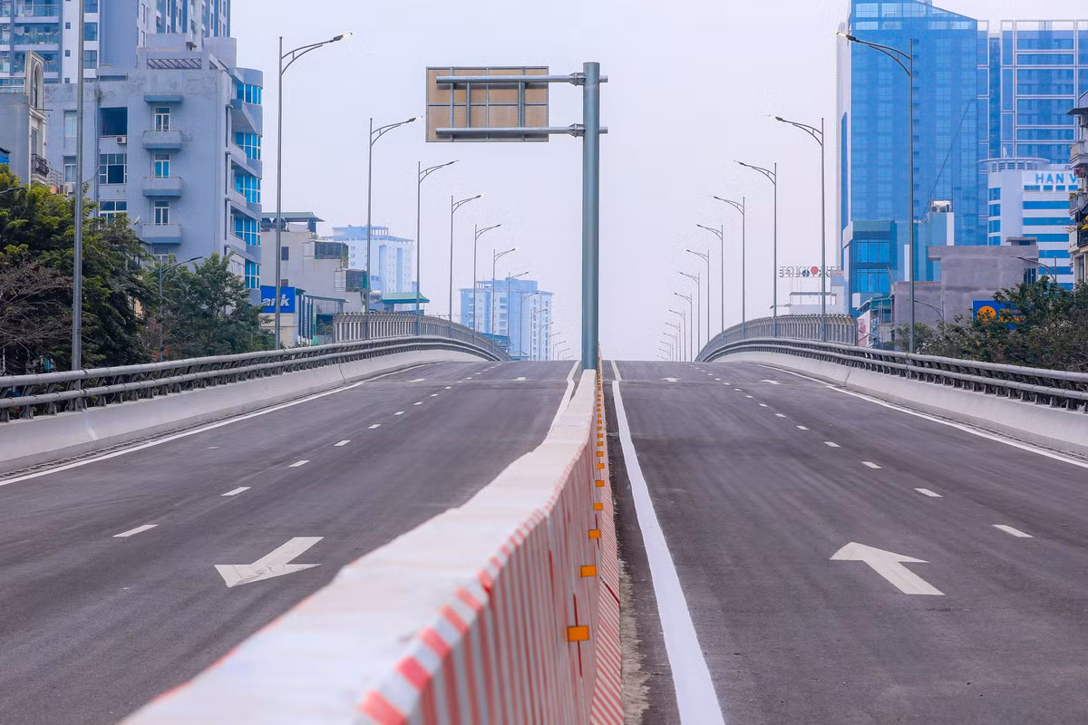 Dải phân cách cứng giữa hai chiều được sơn sọc đỏ trắng, kèm phản quang.