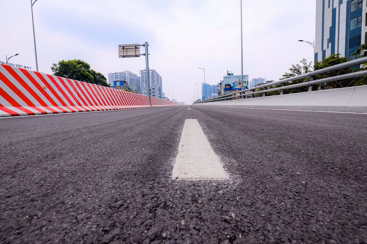 Dự án vành đai 2 trên cao đoạn Vĩnh Tuy - Ngã Tư Sở, bao gồm cả tuyến đường bộ trên cao và phần mở rộng dưới thấp, có tổng vốn đầu tư hơn 9.400 tỷ đồng.