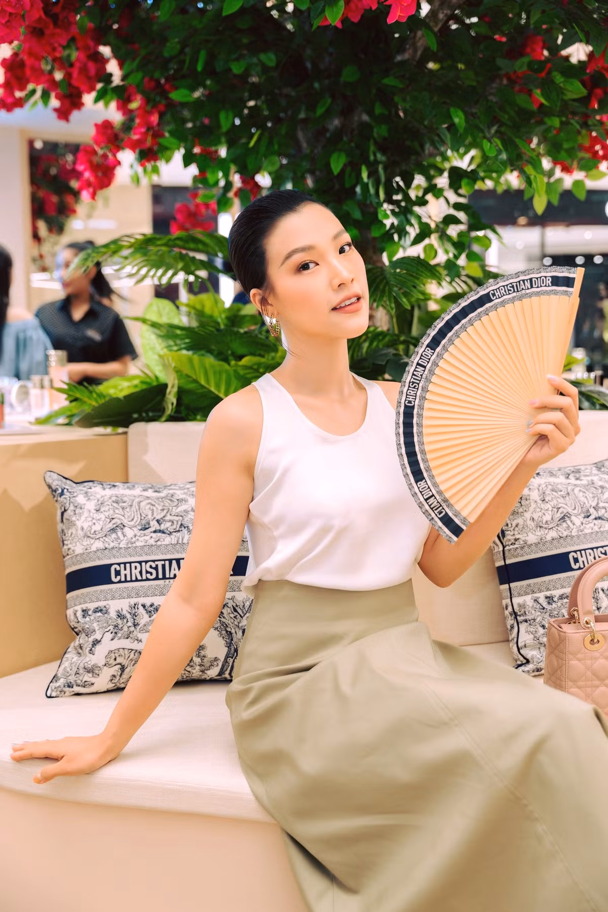 'Muốn ăn cao lương phải có lương cao. Muốn đứng hàng đầu không bao giờ đầu hàng. Muốn làm chuyện lớn không bao giờ làm lớn chuyện. Ở đời cần phải chịu khó thay vì khó chịu…', á hậu Hoàng Oanh sưu tầm status để tự răn mình.