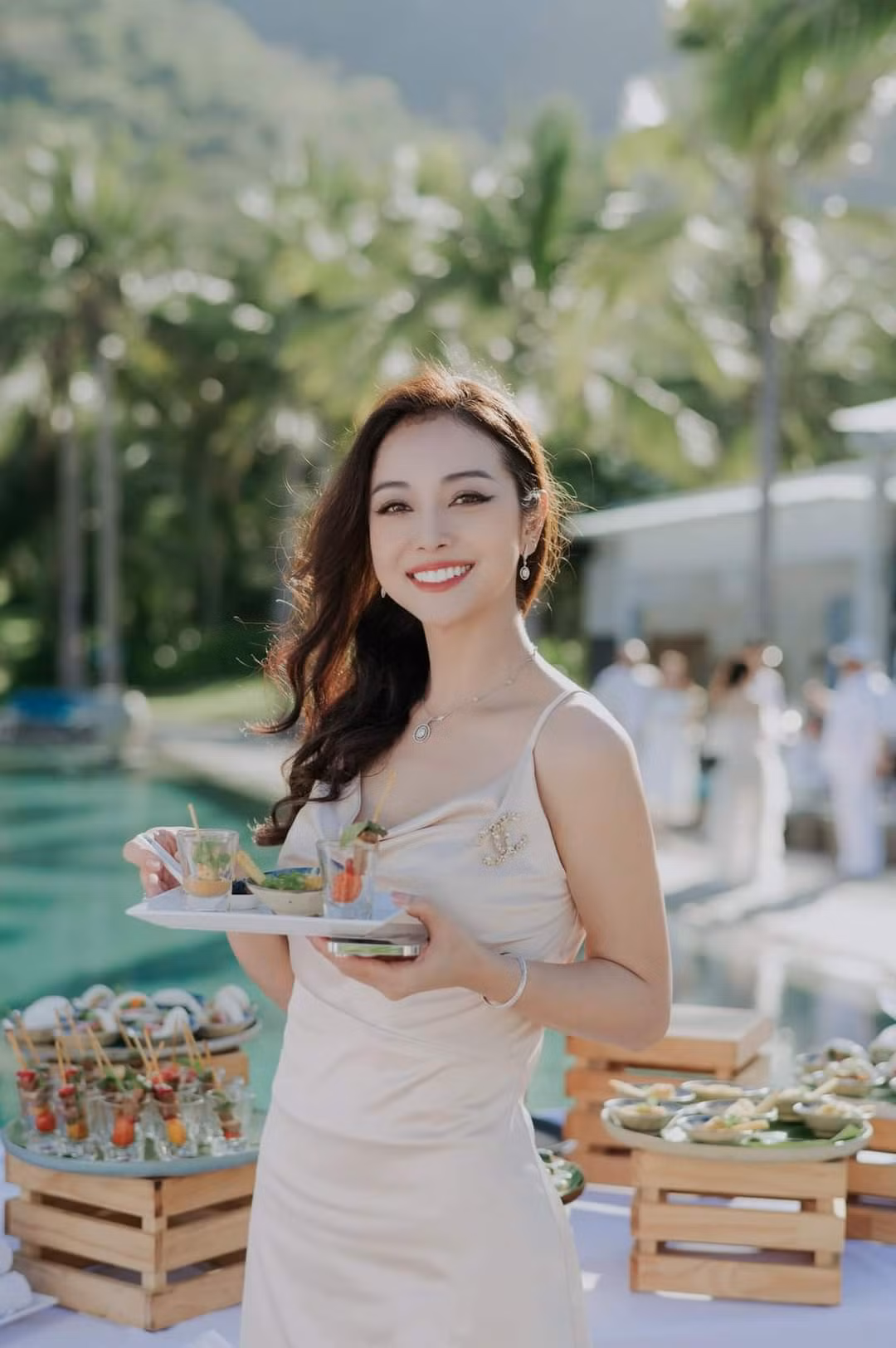 Vẻ đẹp ngọt ngào của hoa hậu 4 con Jennifer Phạm.