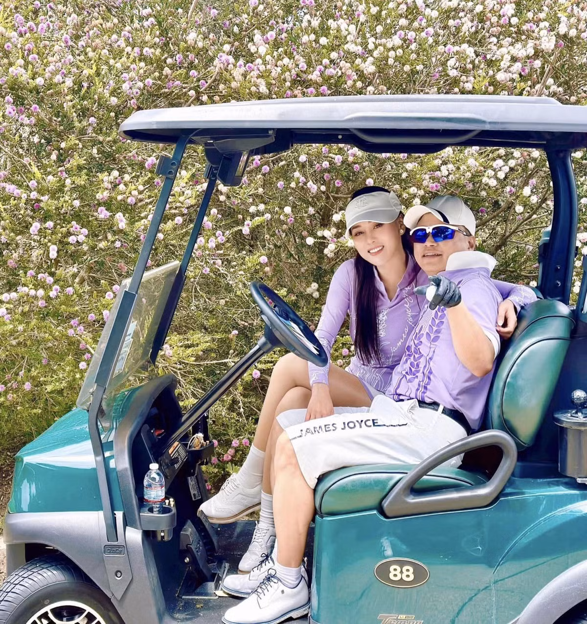 Cặp vợ chồng diện đồ đôi đi chơi golf tại Mỹ. Trước khi thành đôi, Phương Oanh và Shark Bình nhiều lần đi chơi golf tại sân trong nước.