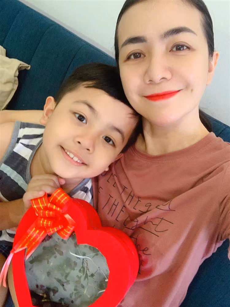 Diễn viên Ái Châu hào hứng: "Quà 14/2 bé nhỏ bất ngờ của ba Huỳnh Đông này, còn ting ting trong tài khoản với tin nhắn 'ba mới có lương' nữa".