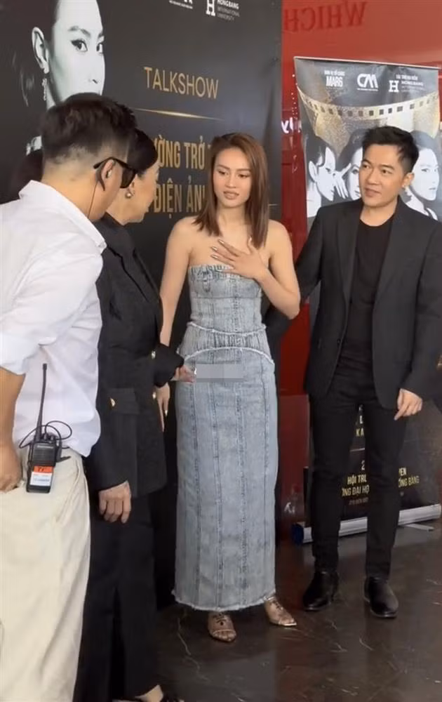 Cô liên tục phải dùng đôi tay che chắn vòng 1.