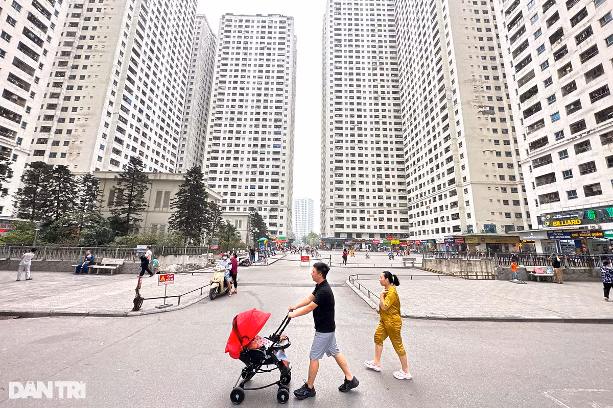 Tổ hợp cao tầng HH ở Linh Đàm (phường Hoàng Liệt, Hoàng Mai, Hà Nội) gồm 12 tòa chung cư, mỗi tòa 35 đến 41 tầng (20 căn hộ/tầng). Mỗi tổ hợp được xây dựng thành 3 đơn nguyên A,B,C với tổng số khoảng 8.500 căn hộ