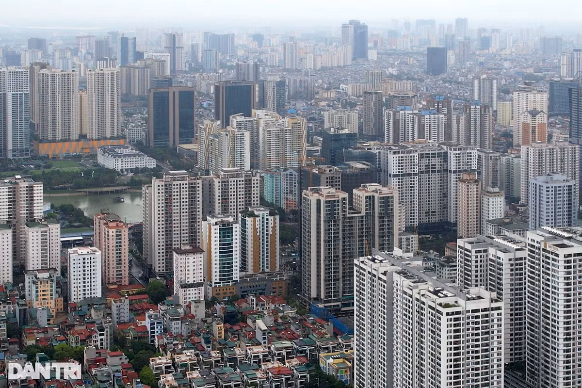 Người dân đổ về thành phố sinh sống, làm việc, học tập ngày càng đông, nhu cầu nhà ở tăng cao. Đã xuất hiện nhiều khu cao tầng với mật độ xây dựng dày đặc. Trong ảnh là một khu vực thuộc quận Thanh Xuân.