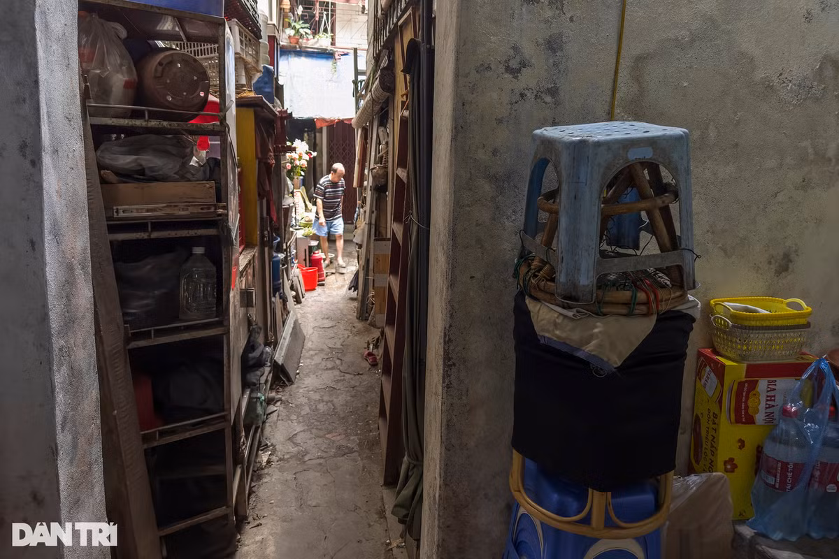Một khu dân cư trong ngõ nhỏ hẹp tại phố Cầu Gỗ (Hoàn Kiếm), các loại đồ đạc phải để tràn ra lối đi, cầu thang để tận dụng không gian còn trống.