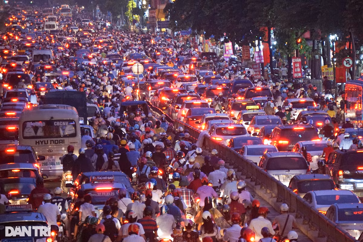 Cảnh ùn tắc giao thông tại đường Nguyễn Trãi (Thanh Xuân) vào giờ cao điểm.