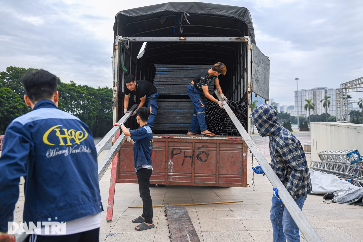 Thông tin Blackpink tới Việt Nam biểu diễn đã thu hút sự quan tâm của khán giả yêu nhạc trẻ xứ Hàn. Theo ghi nhận của phóng viên Dân trí, sáng 18/7, có khoảng hơn 10 người đang vận chuyển vật liệu phụ kiện để lắp ráp khung rạp bên phía trong sân vận động Mỹ Đình.