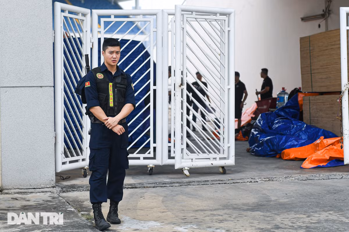 Ngay từ hôm nay lực lượng an ninh đã có mặt và chia thành hai lớp bảo vệ, vòng ngoài và bên trong sân vận động Mỹ Đình.