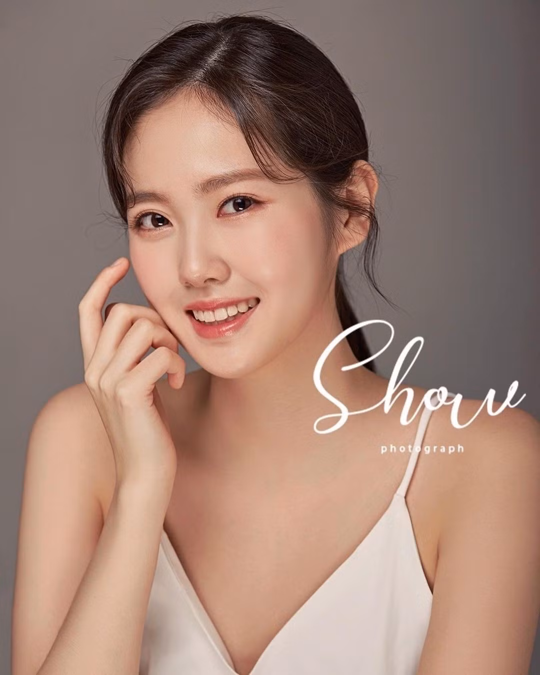 Nhiều bạn bè, đồng nghiệp và khán giả đã tới để tiễn đưa người đẹp lần cuối.