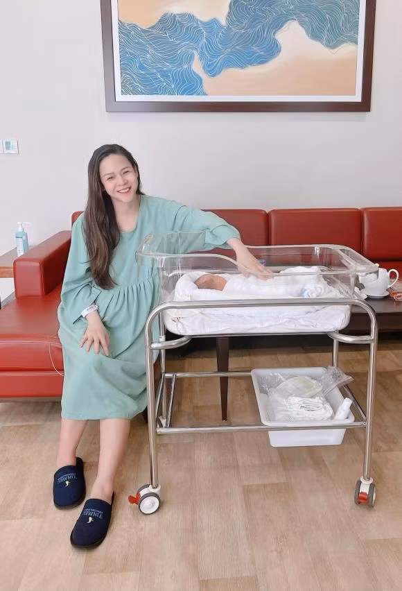 Dien vien Diem Huong sinh con thu hai, dan sao Viet chuc mung-Hinh-2