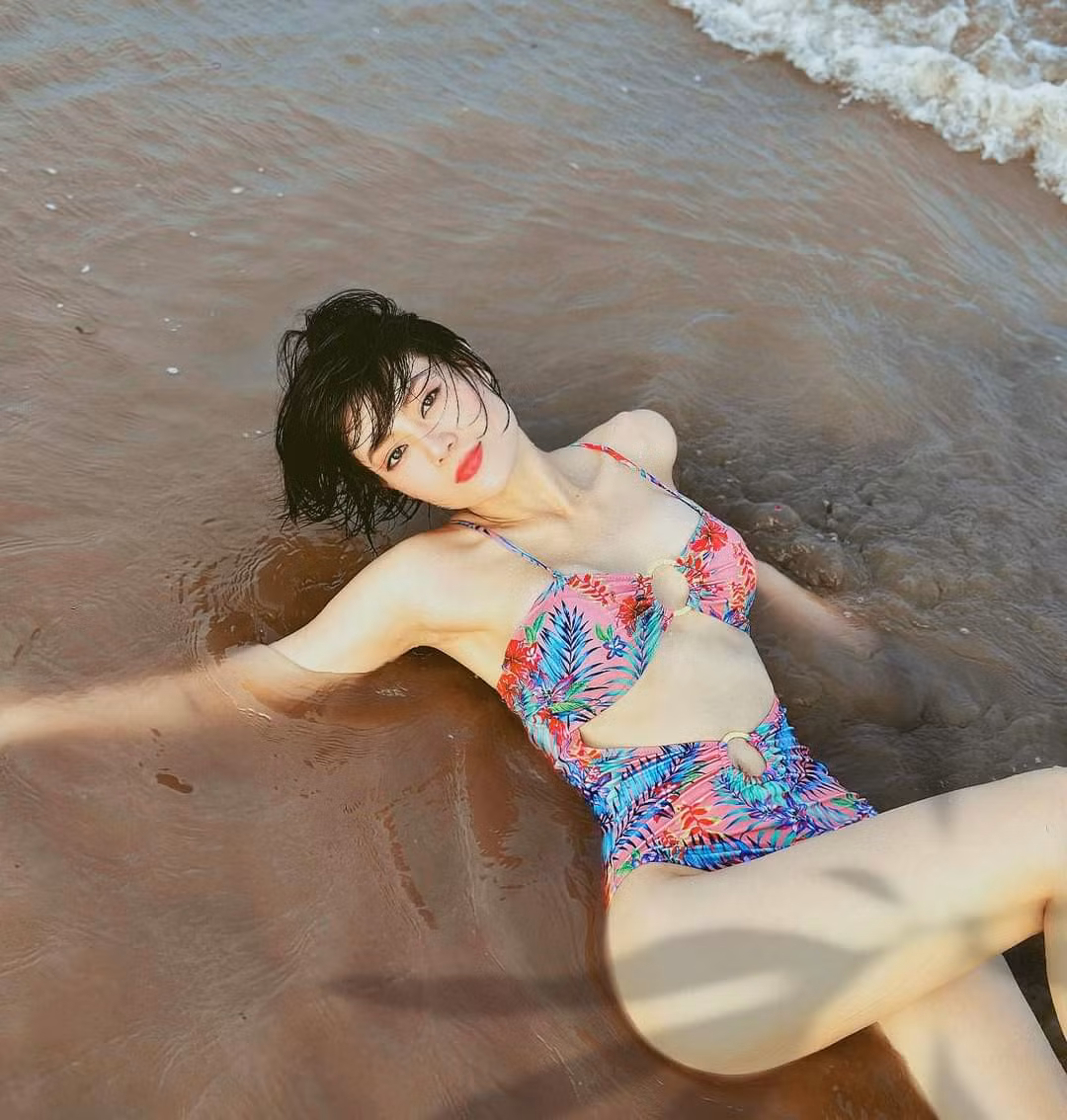 Sao Việt 18/7: Diễn viên Thanh Hương khoe dáng nóng bỏng với bikini.