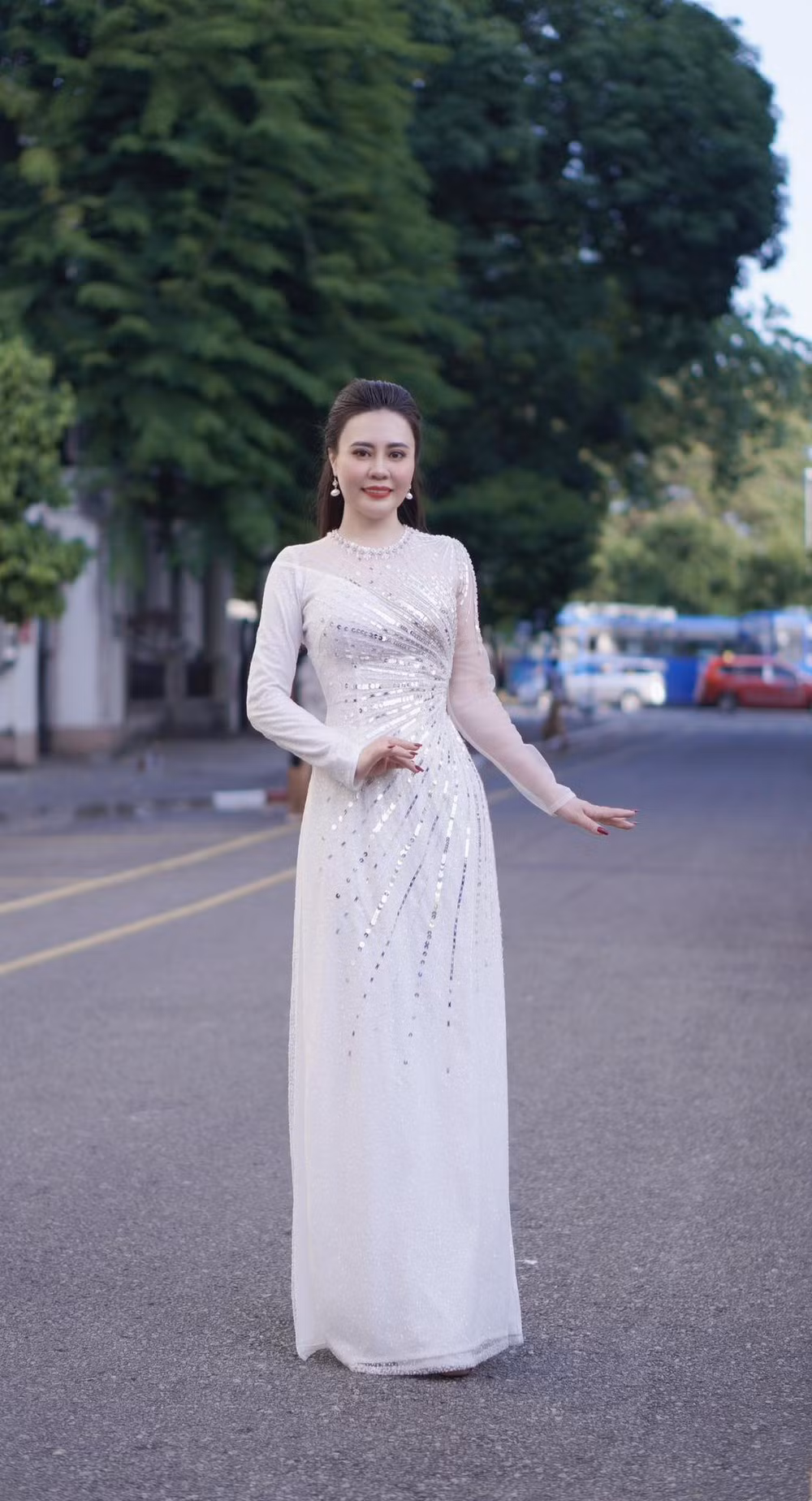 Hoa hậu Phan Kim Oanh tiết lộ: “Tôi đã đặt riêng nhà thiết kế 5 bộ áo dài cho sự kiện lần này. Đối với tôi, áo dài Việt Nam luôn là biểu tượng đẹp vĩnh cửu. Dù đã trải qua hàng thập kỷ nhưng nhắc đến Việt Nam thì mọi người trên thế giới sẽ nhớ ngay đến tà áo dài duyên dáng, tôn vinh đường cong của người phụ nữ. Tôi tự hào và đầy tự tin trong những chiếc áo dài Việt Nam”.