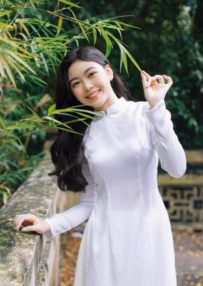Lọ Lem diện áo dài trắng tinh khôi ra dáng thiếu nữ. Ở nhà Lọ Lem quấn quýt và được cha yêu chiều. MC Quyền Linh cho biết, anh chú trọng việc dạy các con kiến thức, kỹ năng mềm trong cuộc sống, hướng đến những điều tốt đẹp. Con gái MC Quyền Linh ngày càng xinh đẹp, hiện đã cao vượt cha. Con gái được khán giả đánh giá phù hợp với các cuộc thi hoa hậu, Quyền Linh dành lời cảm ơn nhưng tôn trọng quyết định của con. Sau hơn 30 năm lăn lộn trong nghề, anh không muốn các con mình vào showbiz. Anh cho rằng hiện tại con gái còn nhỏ, cần ưu tiên chuyện học tập. Dù nhiều dự án nghệ thuật gửi lời mời các con nhưng anh vẫn luôn từ chối.