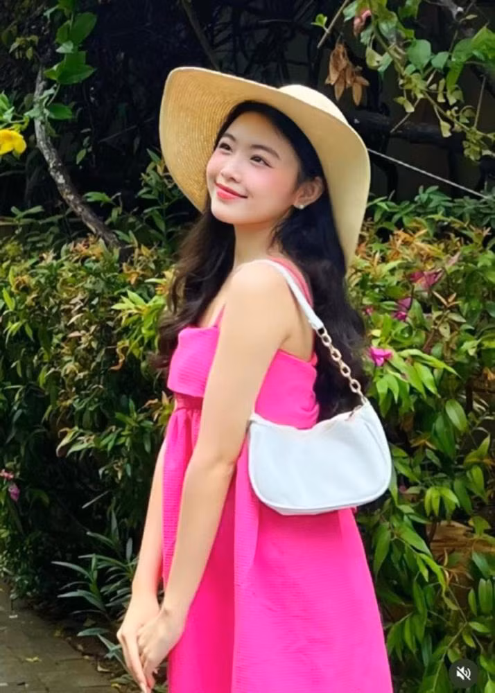 Trước đó một năm, hình ảnh mừng tuổi 16 của Lọ Lem cũng đã khiến dân mạng hết lời khen ngợi. Cô bé thể hiện vẻ đẹp trong trẻo, đúng với độ tuổi học sinh.