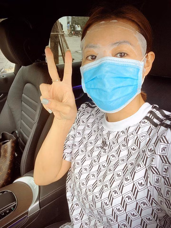 Thanh Hương vừa đắp mặt nạ, vừa đeo khẩu trang.