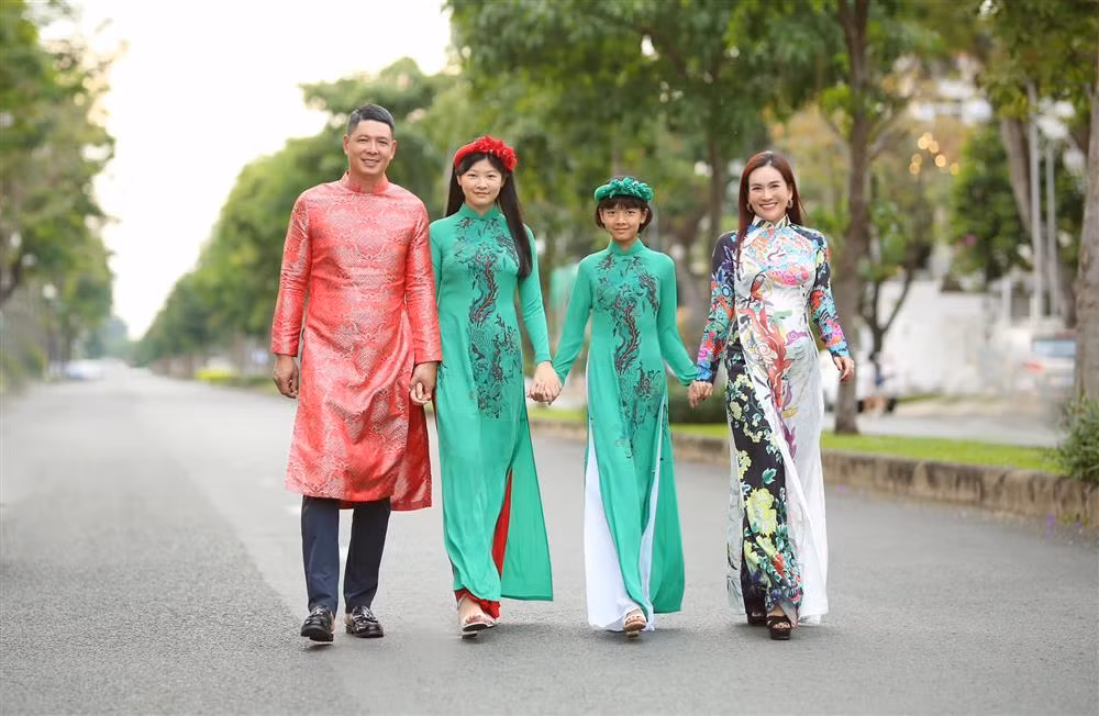 An Như bên bố mẹ và chị gái An Nhiên.