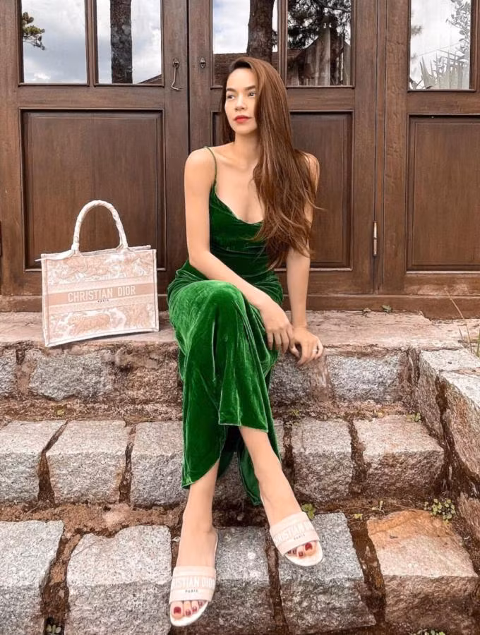 Trong hình, cô diện dép hồng của Dior, có giá khoảng 17 triệu đồng.