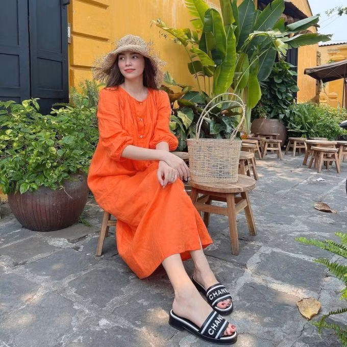 Mẫu slides của Chanel giá 23 triệu đồng giúp đôi chân của nữ ca sĩ thêm trắng sáng.